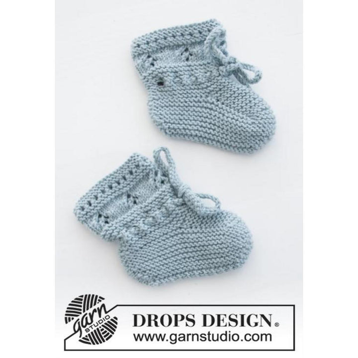 Baby Jacke mit Schühchen im Lochmuster Strickanleitung - Drops Design (PDF) bei bei Lieblingsgarn