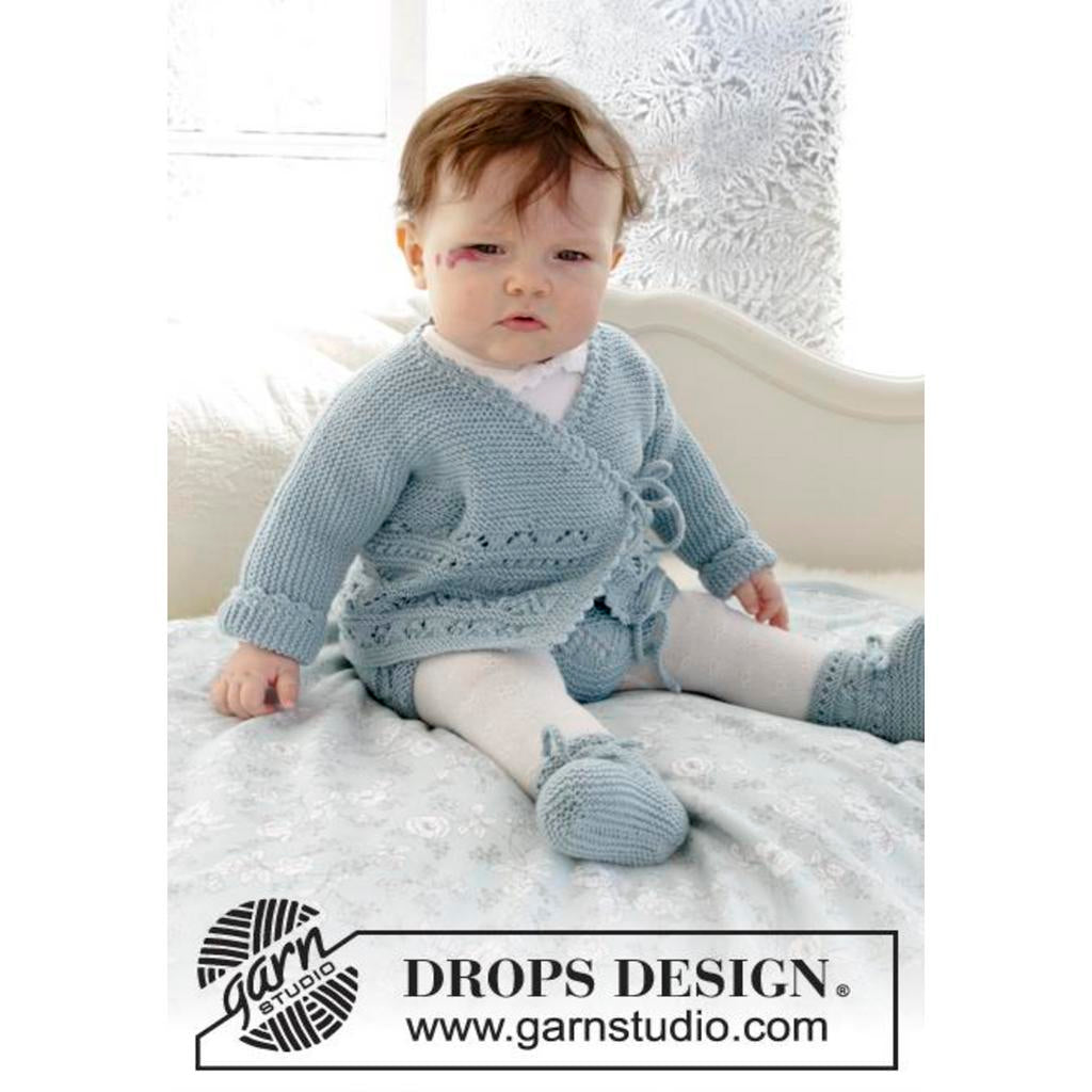Baby Jacke mit Schühchen im Lochmuster Strickanleitung - Drops Design (PDF) bei bei Lieblingsgarn