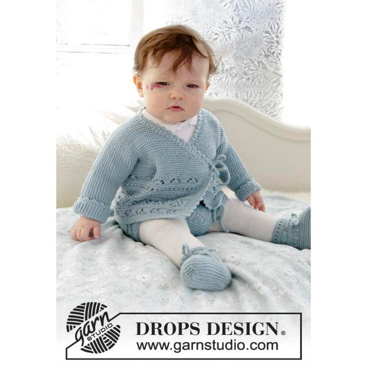 Baby Jacke mit Schühchen im Lochmuster Strickanleitung - Drops Design (PDF) bei bei Lieblingsgarn