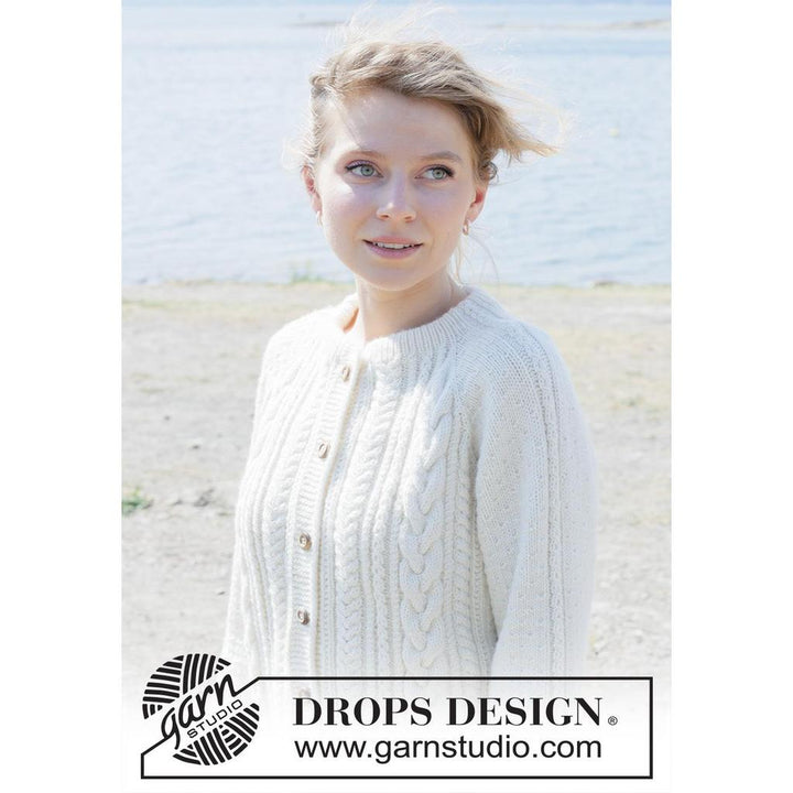 Strickjacke mit Zopfmuster und doppelter Halsblende Strickanleitung - Drops Design (PDF) bei bei Lieblingsgarn