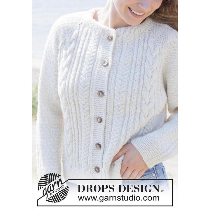 Strickjacke mit Zopfmuster und doppelter Halsblende Strickanleitung - Drops Design (PDF) bei bei Lieblingsgarn