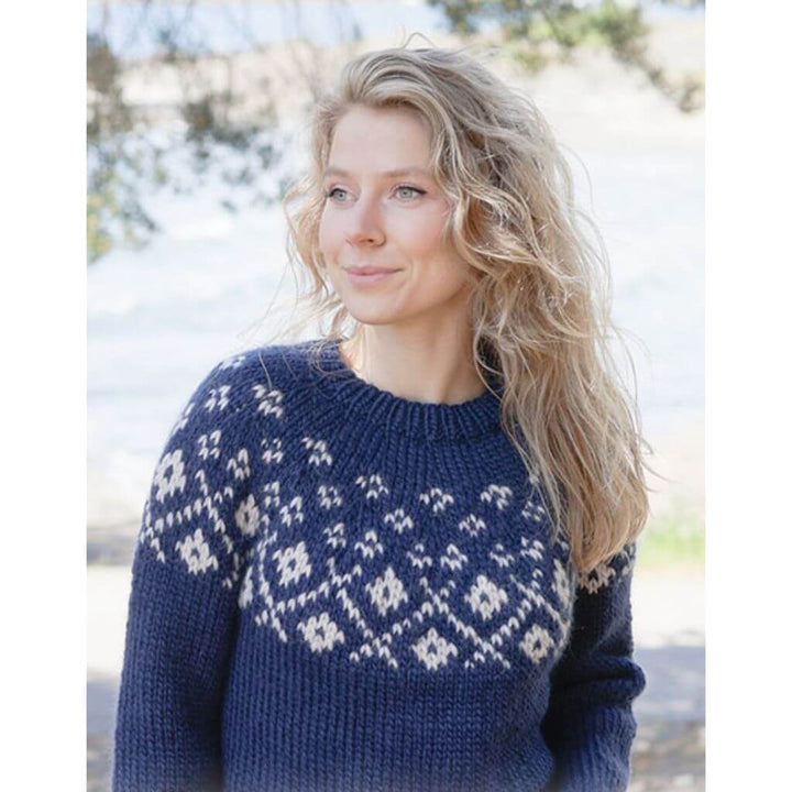 Pullover Midnight Flowers Sweater Strickanleitung - DROPS Design (PDF) – Produktansicht bei bei Lieblingsgarn