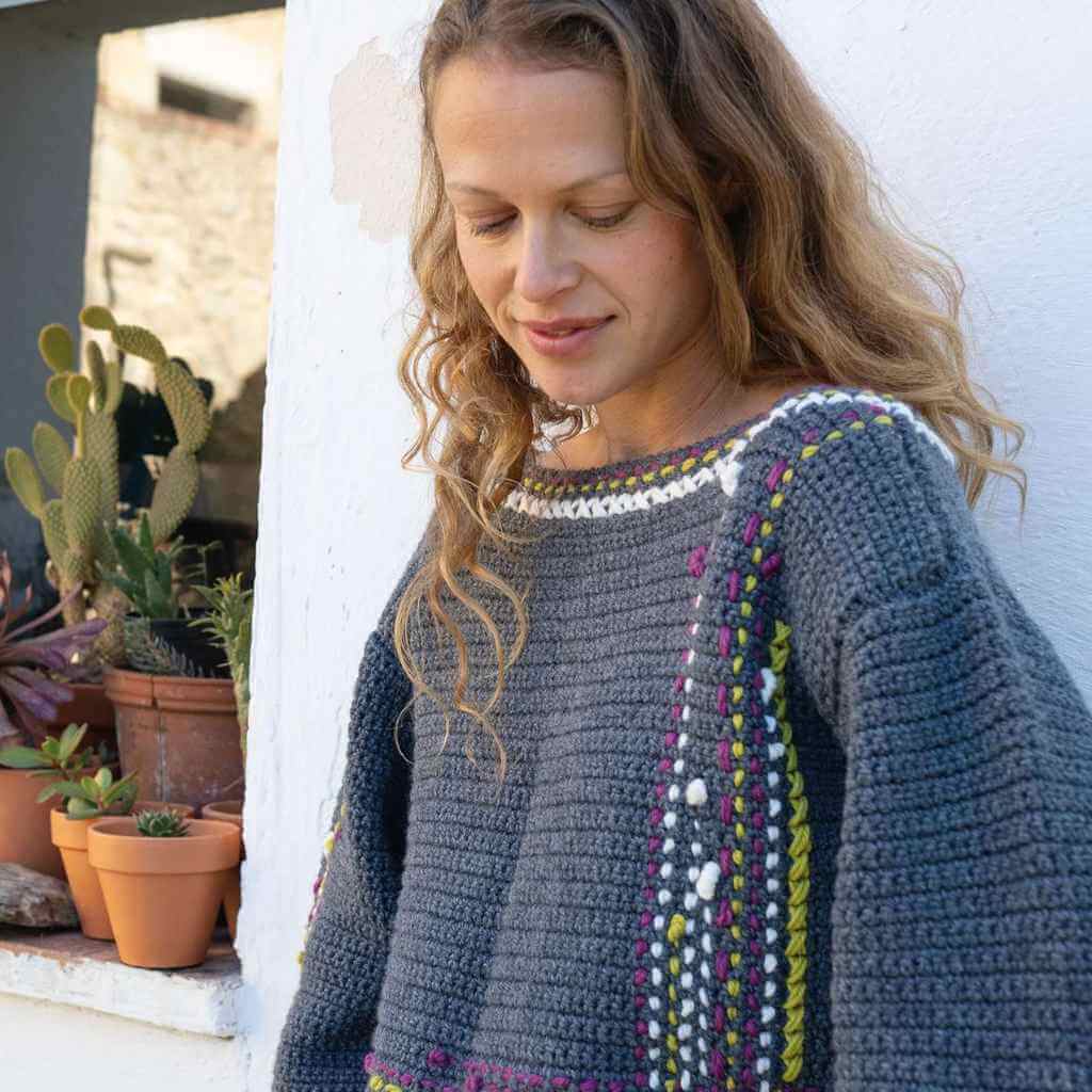 Pullover mit Stickerei Häkelanleitung - Katia (PDF)