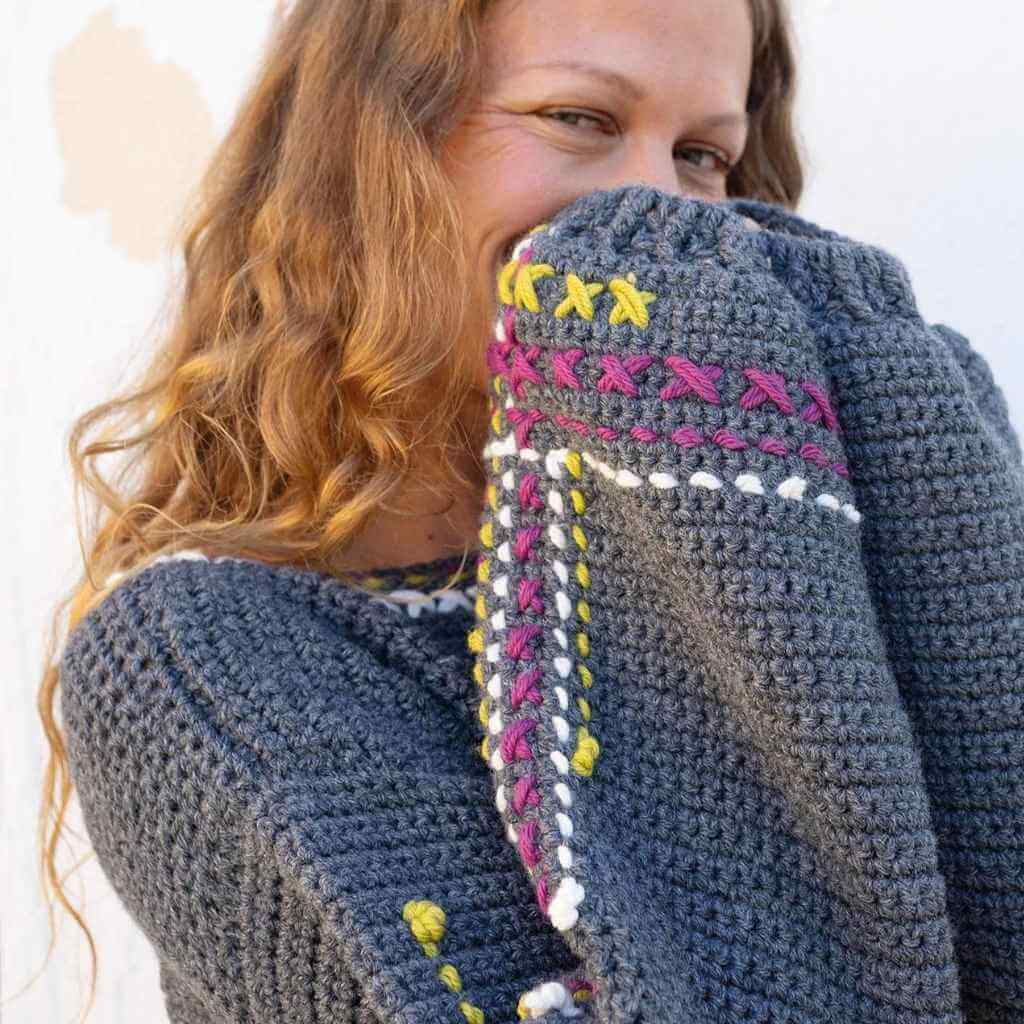 Pullover mit Stickerei Häkelanleitung - Katia (PDF)