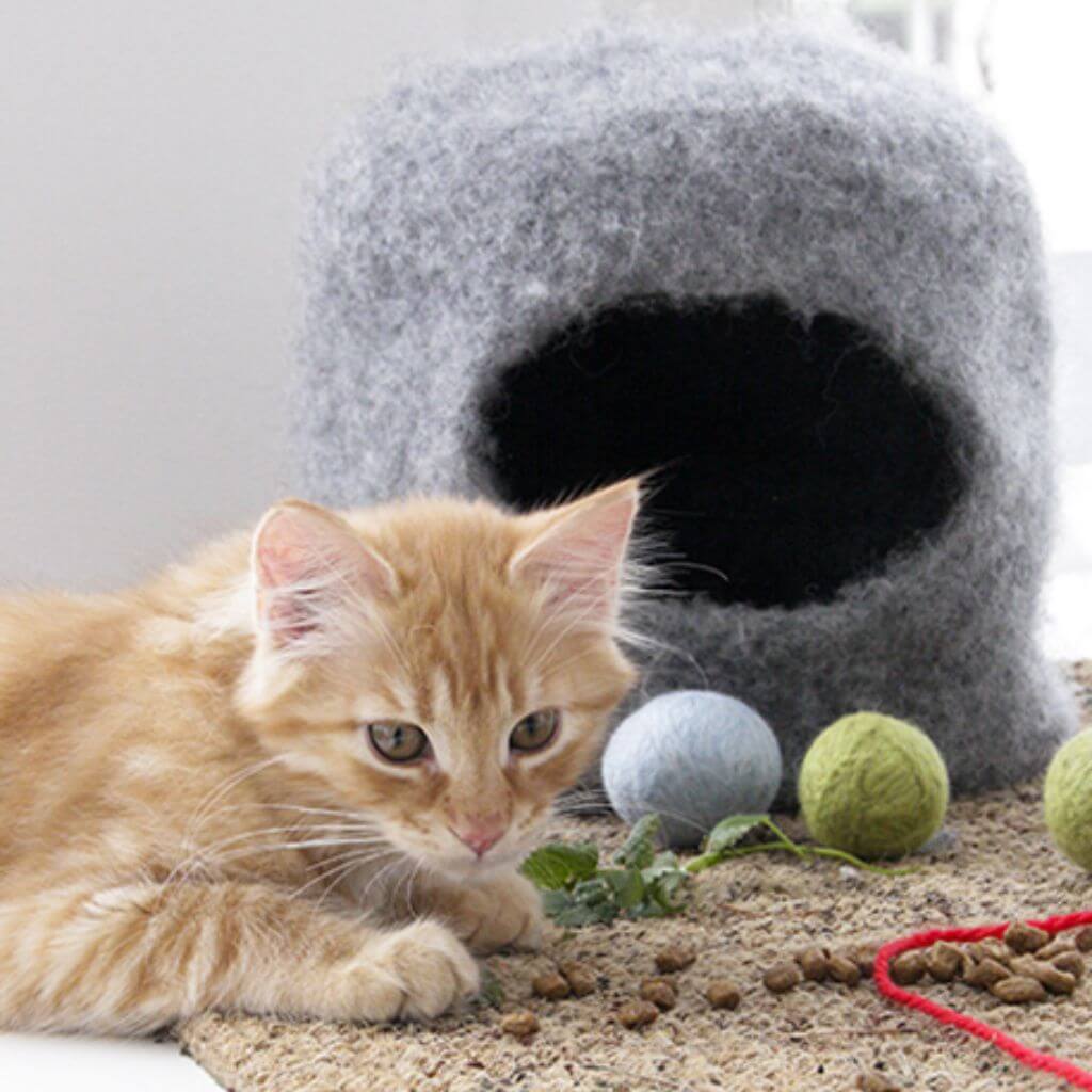Drops Katzenkorb The Cat Cave mit gefilzten Bällen Strickanleitung - Drops (PDF) Lieblingsgarn