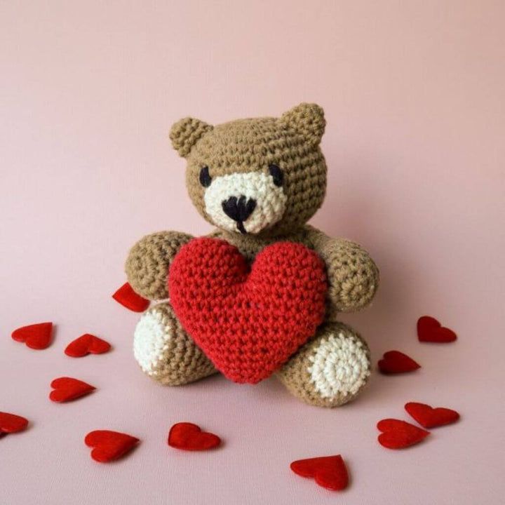 Hoooked DIY Häkelset Teddybär Valentino mit Herz Lieblingsgarn