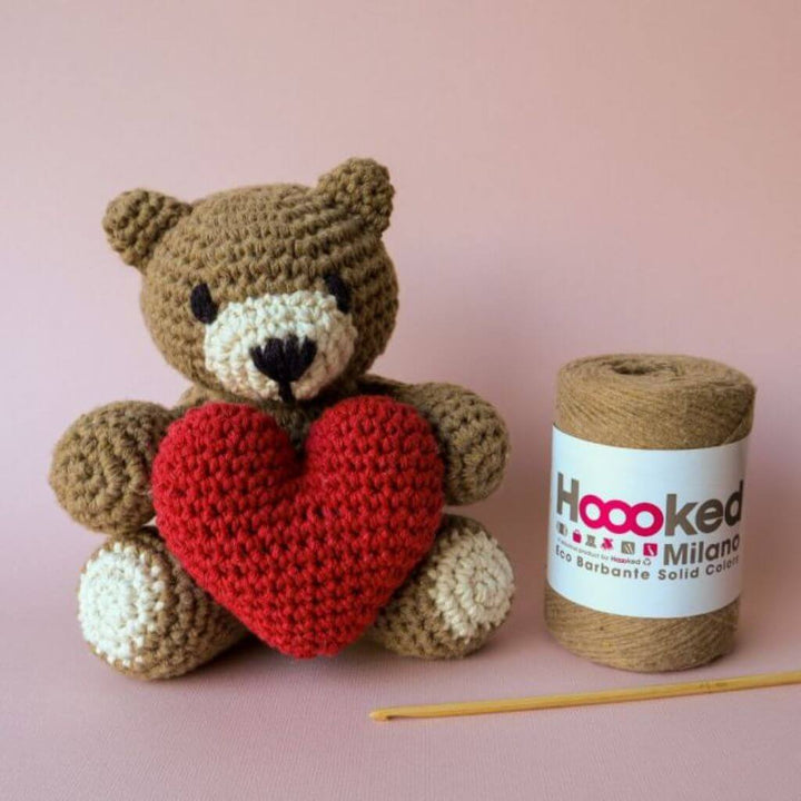Hoooked DIY Häkelset Teddybär Valentino mit Herz Lieblingsgarn
