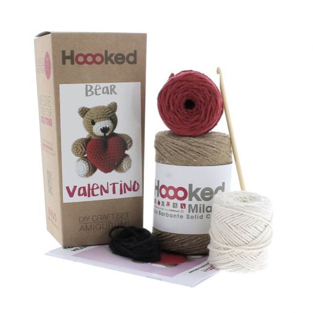 Hoooked DIY Häkelset Teddybär Valentino mit Herz Lieblingsgarn